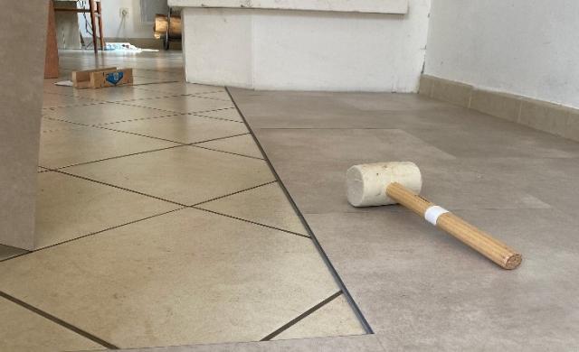 Pose dalles sur carrelage